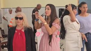 Cantante La Gran Diosa celebra con los ancianos el Día de las Madres
