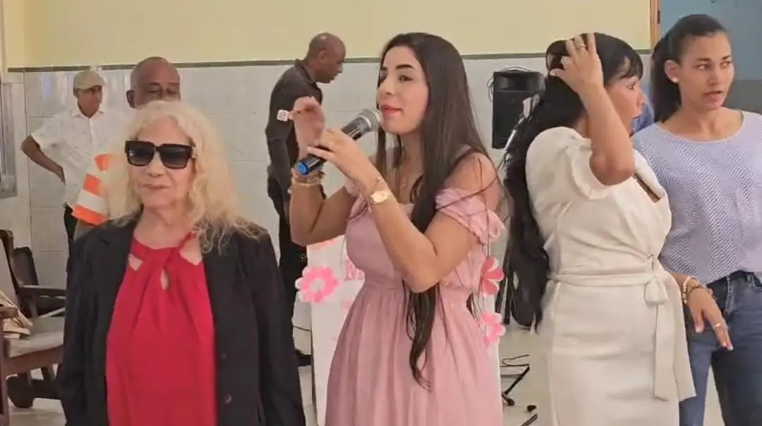 Cantante La Gran Diosa celebra con los ancianos el Día de las Madres