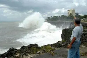 COE advierte sobre oleaje anormal en la costa sur