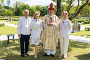 Leonardo Vargas, Michelle Selman, moseñor Amable Durán Tineo y Norma de Vargas. FUENTE EXTERNA