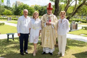 Leonardo Vargas, Michelle Selman, moseñor Amable Durán Tineo y Norma de Vargas. FUENTE EXTERNA