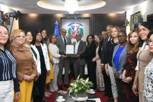 Cámara de Diputados entrega resolución a INABIE para implementación de kits de higiene menstrual en escuelas públicas