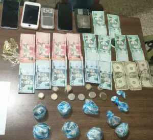 Policía Nacional ocupa drogas, balanzas y objetos de valor durante operativo preventivo en Cabral, Barahona