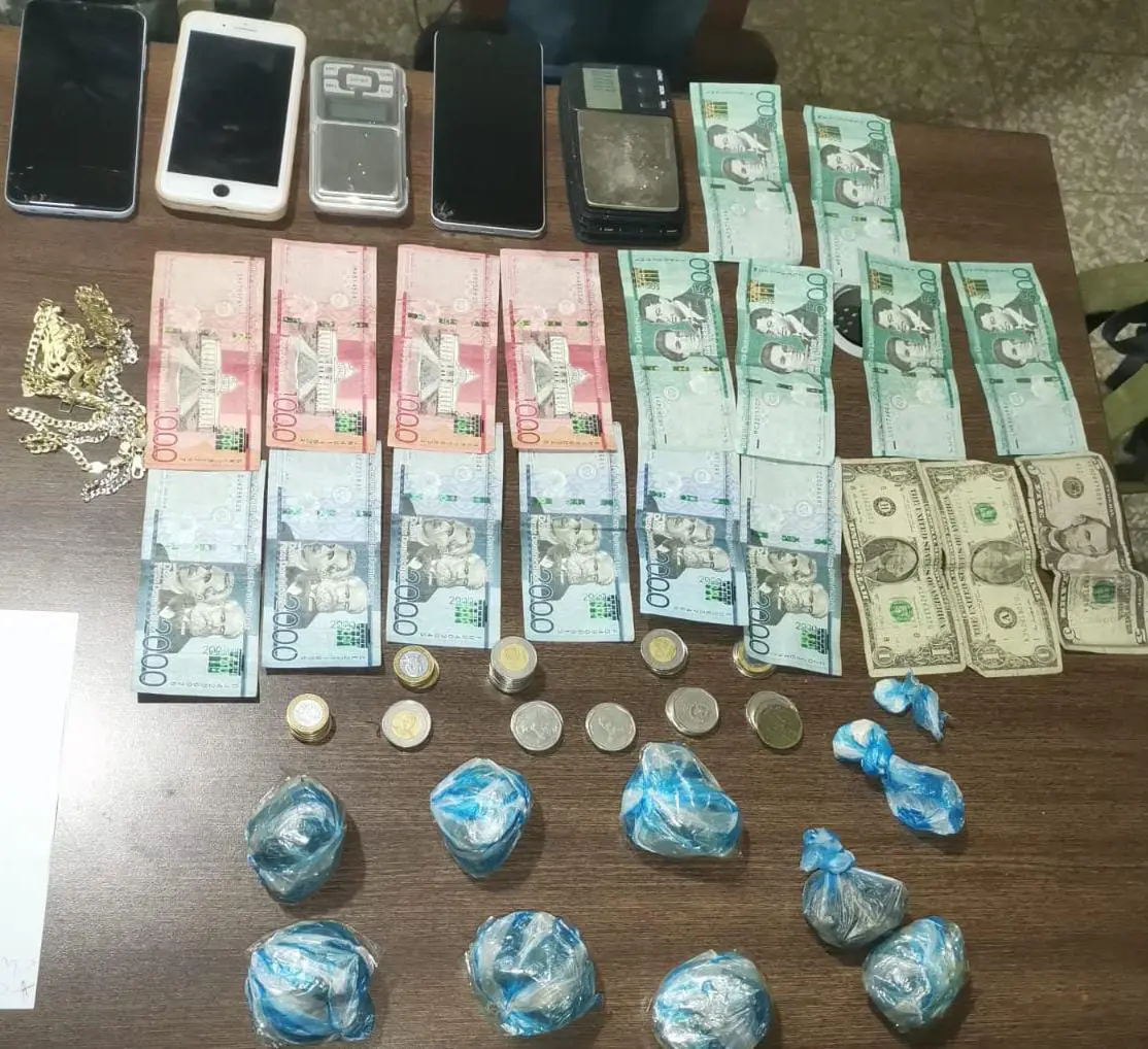 Policía Nacional ocupa drogas, balanzas y objetos de valor durante operativo preventivo en Cabral, Barahona