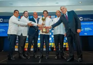 Desde la izquierda: Kelvin Cruz, ministro de deportes, Azor Hazoury, de Cap Cana Sports City, el presidente del MICFootball, David Bellver; David Collado, ministro de turismo, Samuel Pereyra, administrador general de Banreservas y Juan Banclari, presidente de la Asociación de Hoteles y Turismo de la República Dominicana (Asonahores)
