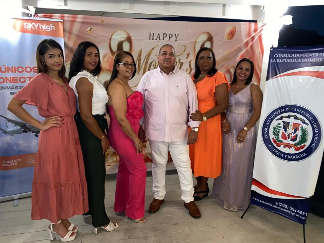 Consulado en Antigua y Barbuda celebra Día de las Madres con rifas de pasajes aéreos y day pass en hoteles