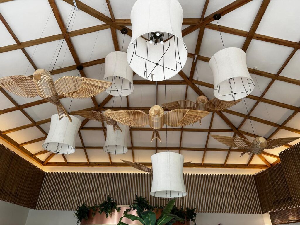 En Dreams Punta Cana, el diseño integra materiales naturales como madera, fibras y tejidos locales