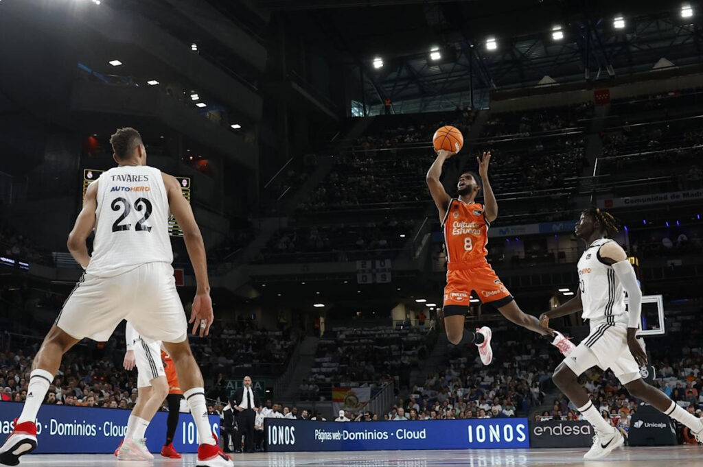 Jean Montero en acción durante un partido con el Valencia Basket
