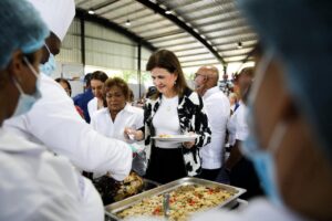 “Las madres son el alma de cada hogar”, afirma Raquel Peña en almuerzo con mujeres de SDN