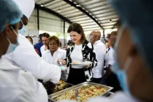 “Las madres son el alma de cada hogar”, afirma Raquel Peña en almuerzo con mujeres de SDN