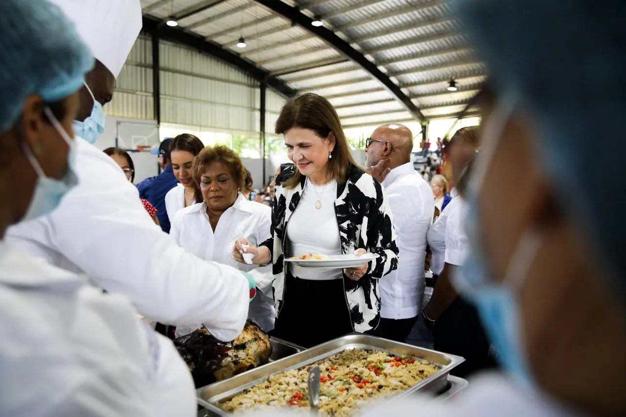 “Las madres son el alma de cada hogar”, afirma Raquel Peña en almuerzo con mujeres de SDN