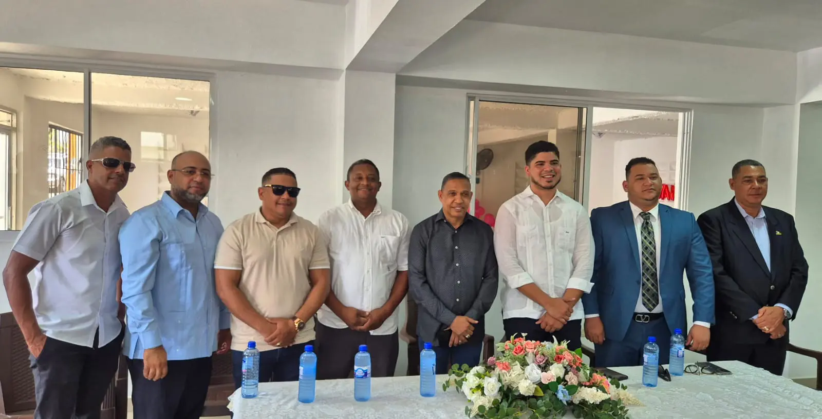 Alcalde Alex Díaz entrega remozada funeraria del sector Ribera del Jaya en SFM