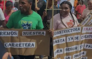 Protestan en por abandono de obra en Monte Plata