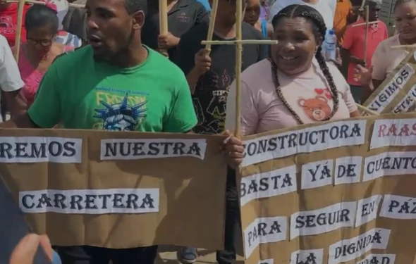 Protestan en por abandono de obra en Monte Plata