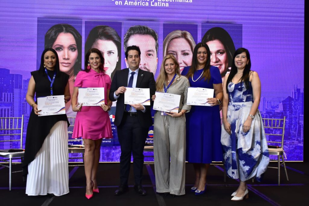 La Viceministra abordó el tema: “Liderazgo Femenino y Gobernanza en América Latina”
