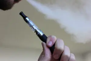 Disminuye consumo de cigarrillos en países que promueven productos sin humo regulados.