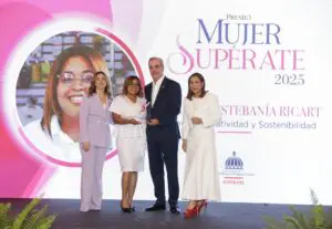 Presidente Abinader encabeza quinta edición del premio Mujer Supérate; reconocen a 36 mujeres SUPEREmprendedoras