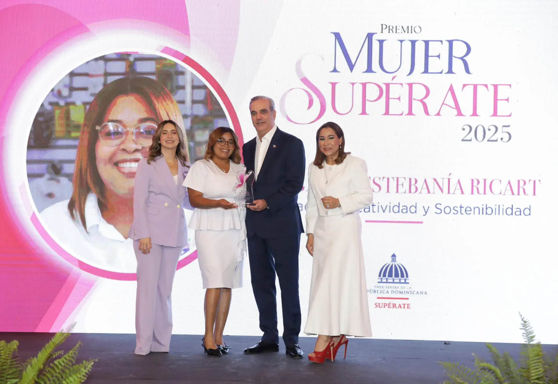 Presidente Abinader encabeza quinta edición del premio Mujer Supérate; reconocen a 36 mujeres SUPEREmprendedoras