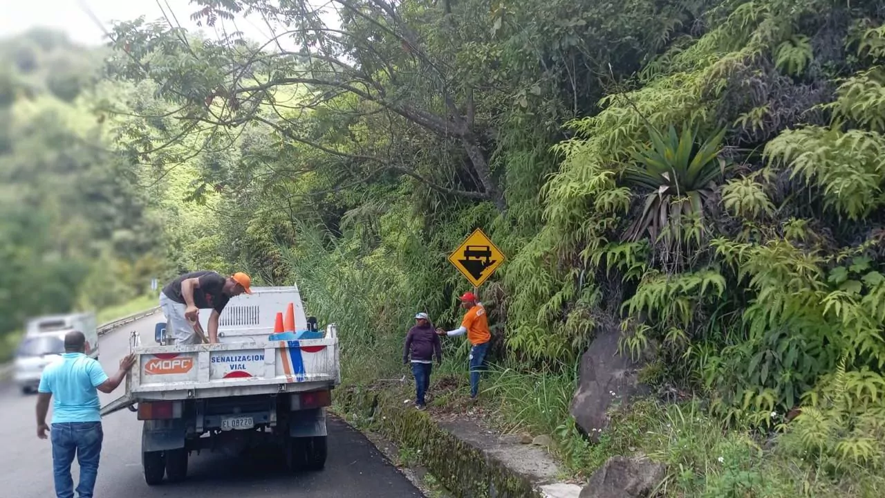 MOPC evalúa emergencia en la carretera Casabito-Constanza por falla en el kilómetro 10.5