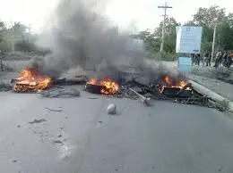 Protestan en Independencia por los constantes apagones de la Empresa Edesur Dominicana