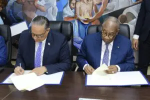 Ángel David Taveras Difo y Editrudis Beltrán Crisóstomo durante la firma del convenio. FUENTE EXTERNA
