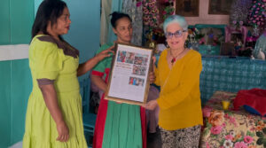 Jesusa Morillo y Amalfi Morillo reciben de Xiomarita Pérez el reportaje de su tradición. FUENTE EXTERNA