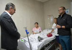 Director de SeNaSa visita a sobreviviente de la tragedia del Jet Set en el hospital Salvador Gautier