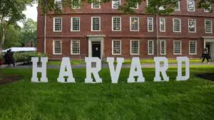 Trump restringe la entrada a Estados Unidos de nuevos estudiantes extranjeros de Harvard