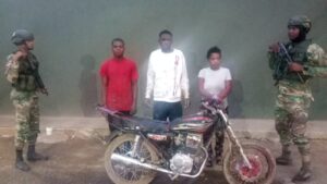 Detienen haitiano indocumentado transportando en una motocicleta a otros tres conciudadanos