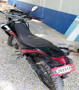 Policía Nacional recupera en Pedernales dos motocicletas sustraídas en San Cristóbal y detiene tres personas para fines de investigación.
