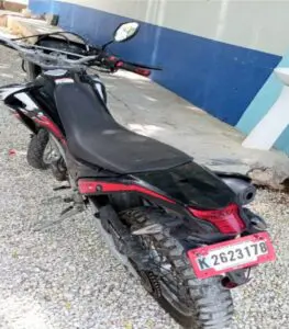 Policía Nacional recupera en Pedernales dos motocicletas sustraídas en San Cristóbal y detiene tres personas para fines de investigación.