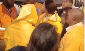 Autoridades buscan niña arrastrada por cañada durante aguacero en Villa Mella
