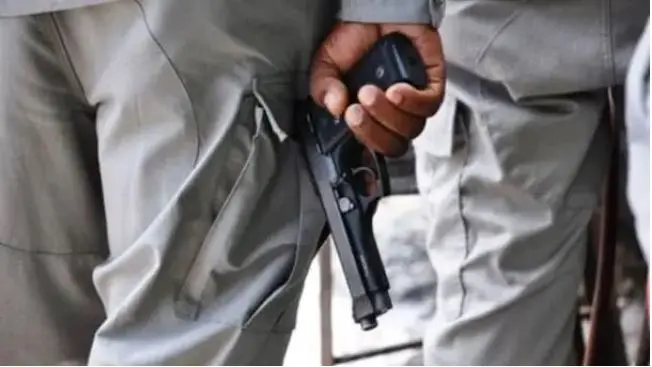 Policías hieren y apresan hombre que disparó contra agentes policiales en Barahona
