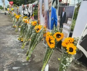ADN coloca nuevas flores y renueva altar Jet Set previo a cumplirse segundo mes de la tragedia