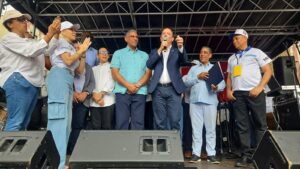 Alcalde de Santiago recibe proclama del Capitolio en el Festival del Boulevard Juan Pablo Duarte en Nueva York