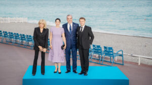Presidente Abinader y Primera Dama son recibidos por el presidente Macron y su esposa en Cena de Gala