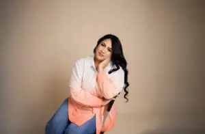 Gloria Ramírez estrena su nuevo tema “Como viento recio”