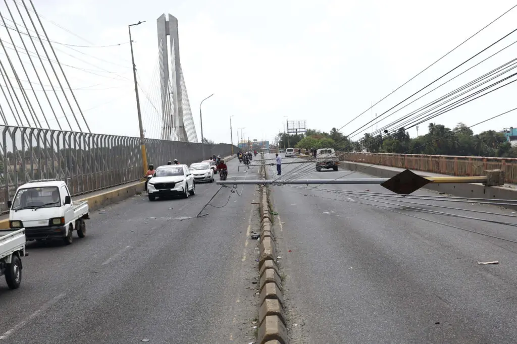 Al menos cinco postes del puente de la 17 cedieron de manera abrupta