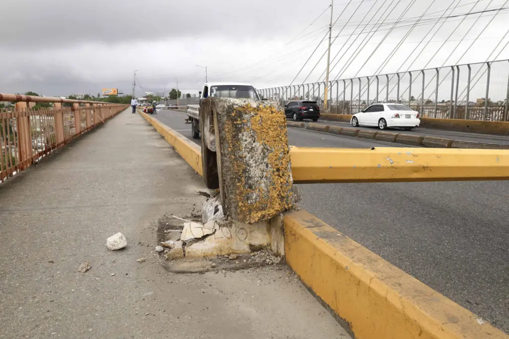 Al menos cinco postes del puente de la 17 cedieron de manera abrupta