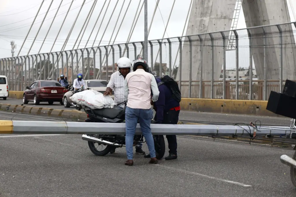 Al menos cinco postes del puente de la 17 cedieron de manera abrupta