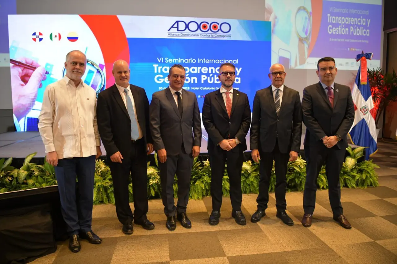 Directivos de ADOCCO junto a panelistas. FUENTE EXTERNA