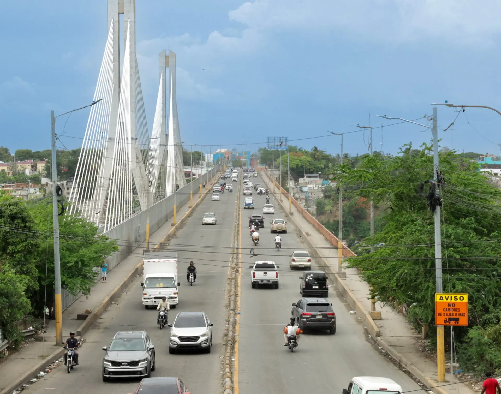 Tránsito restablecido en puente de la 17 tras incidente con postes del tendido eléctrico