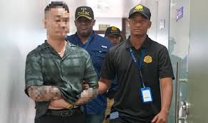 Liberan al comerciante chino Po Xie tras pagar fianza; lo acusan de agredir a agentes de Migración
