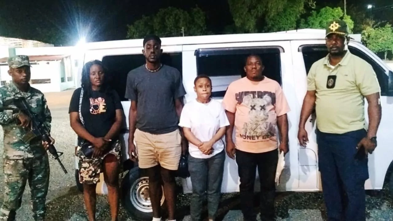 Arrestan haitiano que llevaba a otros indocumentados en un minibús en Azua