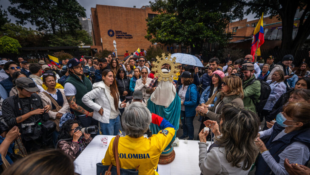 Personas oran por Miguel Uribe frente a la Fundación Santa Fe donde se encuentra, 8 de junio de 2025