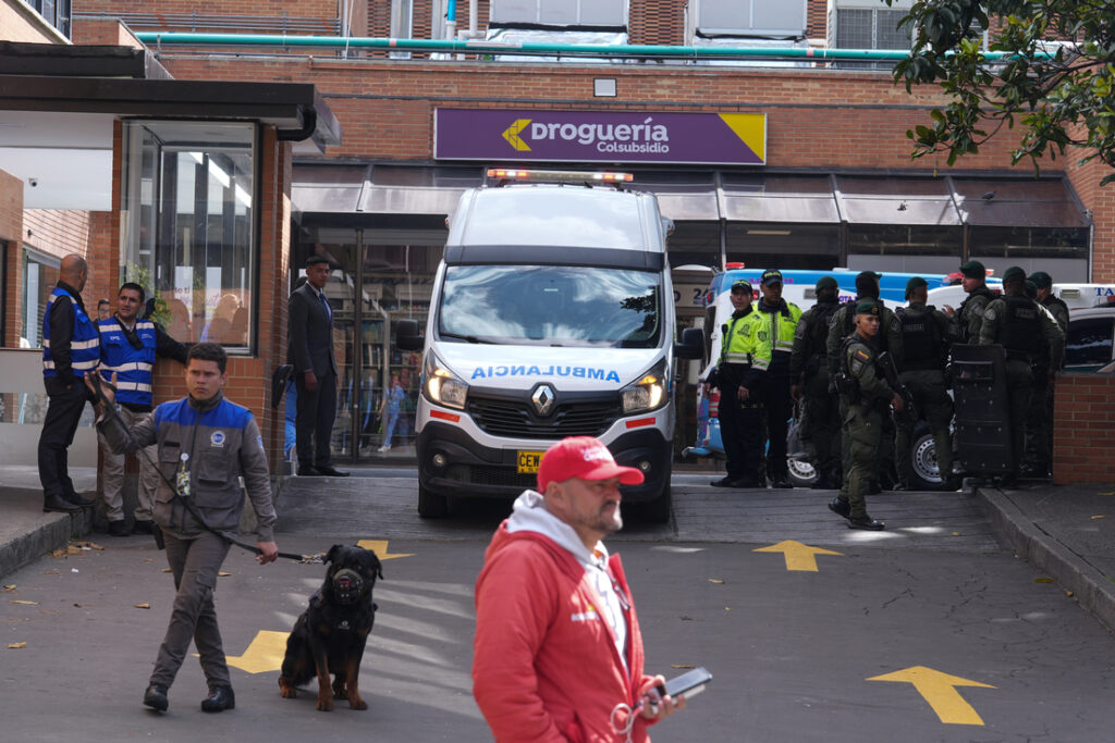Personas se concentran frente a la Clínica Fundación Santa Fe de Bogotá, el 8 de junio de 2025
