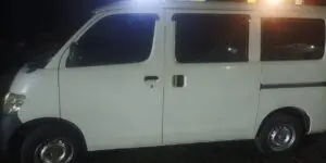 Raso de la FARD fue detenido con una haitiana indocumentada en el baúl de un vehículo