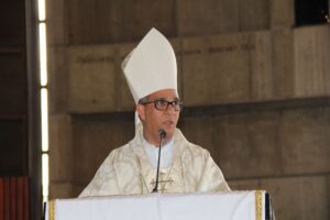 Arzobispo Santiago reconoce maltratos a migrantes
