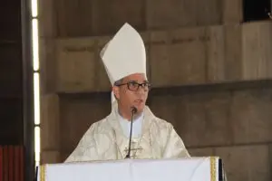Arzobispo Santiago reconoce maltratos a migrantes