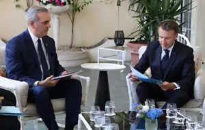 Macron ofrece financiar tren de Santo Domingo